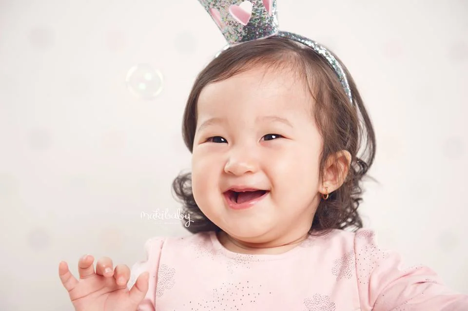 Chụp hình cho bé. Ảnh: MAKI Baby