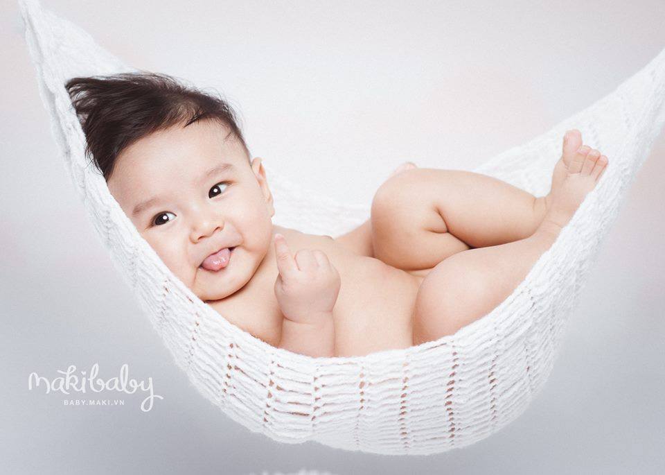 Chụp ảnh cho bé. Ảnh: MAKI Baby
