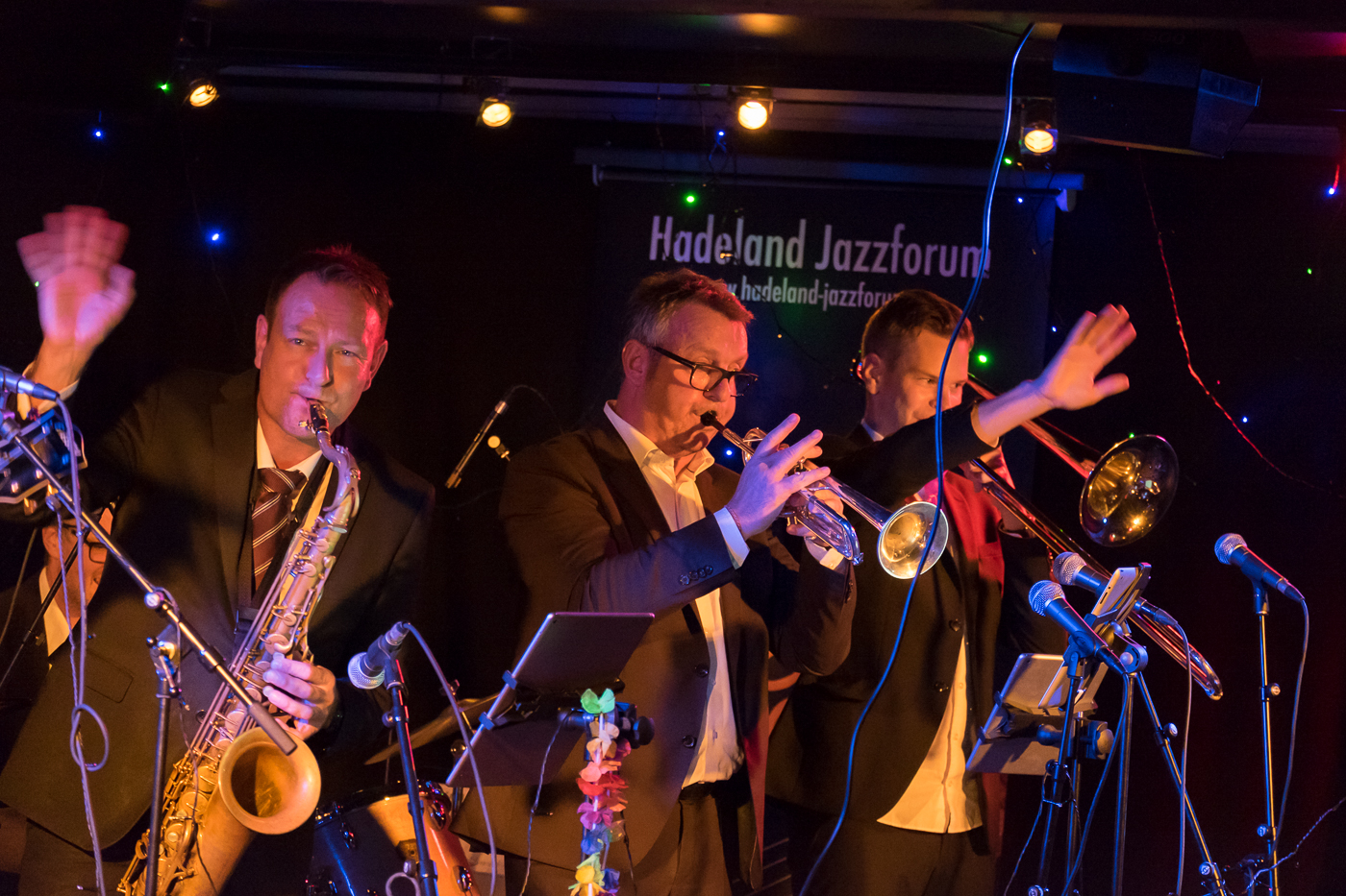 Foto: Tore Pettersen Det ble en forrykende konsert på Huset 19. august. Prima Vista Social Club er et band som på kort tid er blitt en "snakkis" blant arrangører og musikere og har gjort seg bemerket som et heidundrende partyband! Gruppen spilte for fullt hus under Oslo Jazzfestival 2015, og holder sin allerede sagnomsuste julekonsert med diverse gjester på Buckleys hvert år. Bandet består av Oslos kanskje sprekeste blåserrekke, pluss et drevent komp, frontet av entertainer Svein Erik Martinsen. Prima Vista spiller publikumsvennlig swing, blues, salsa og jump ‘n jive, inspirert av den hardtsvingende musikken på 1940- og 50-tallet, med bl.a. Louis Prima, Louie Jordan, Ray Charles og Brian Seltzer som forbilder. Elegant antrukket, men med energi, show og fanfarer. Det ble en konsert som trakk bra med folk og publikum koste seg musikalsk og fikk god underholdning. Svein Erik Martinsen - gitar, vokal Jens Fossum - kontrabass Torstein Ellingsen - trommer Erik Eilertsen - trompet Håvard Fossum - tenorsax Kristoffer Kompen – trombone