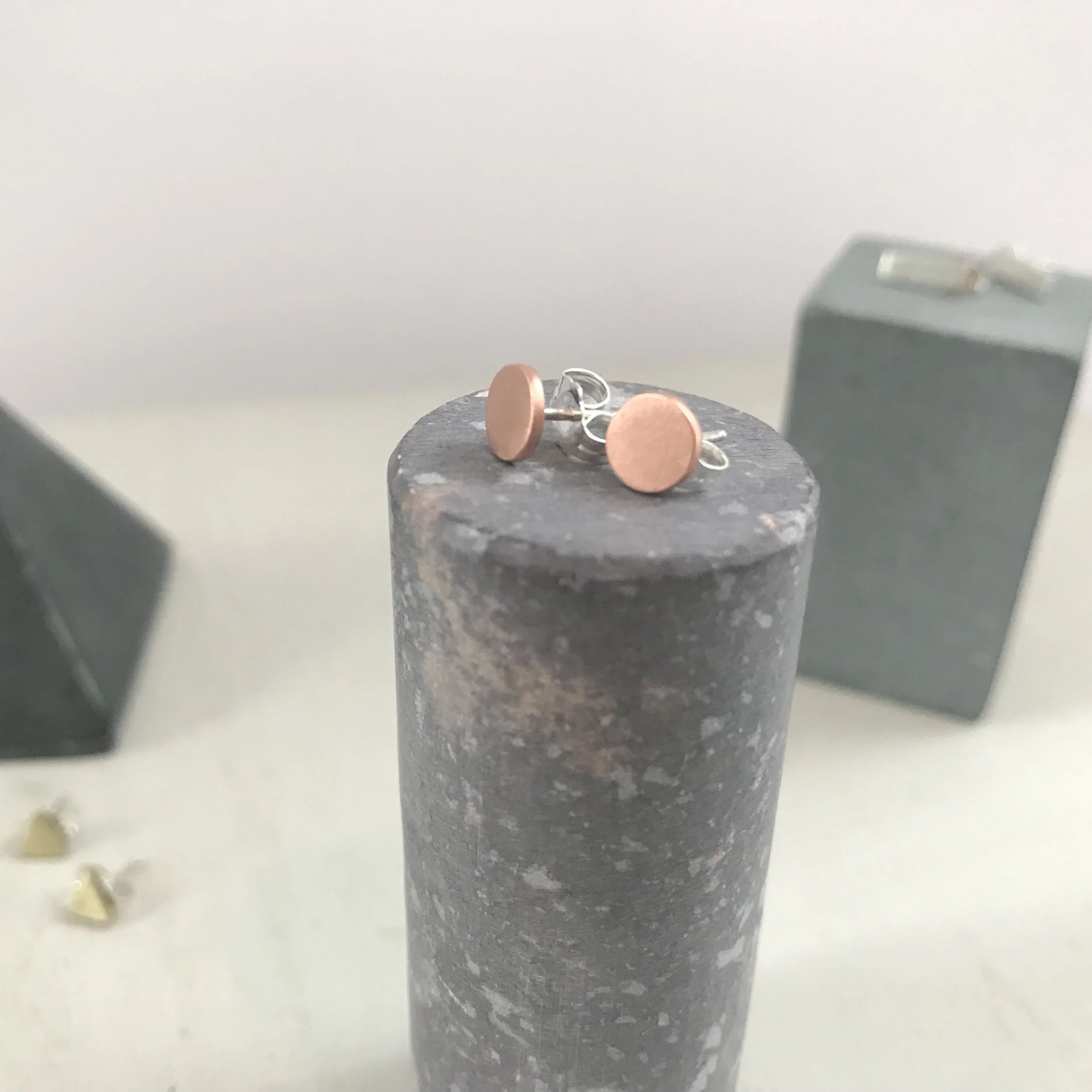 Dot stud - pair