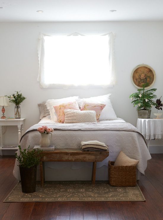 In this bright and earthy bedroom, @jaimeeroseinteriors layers