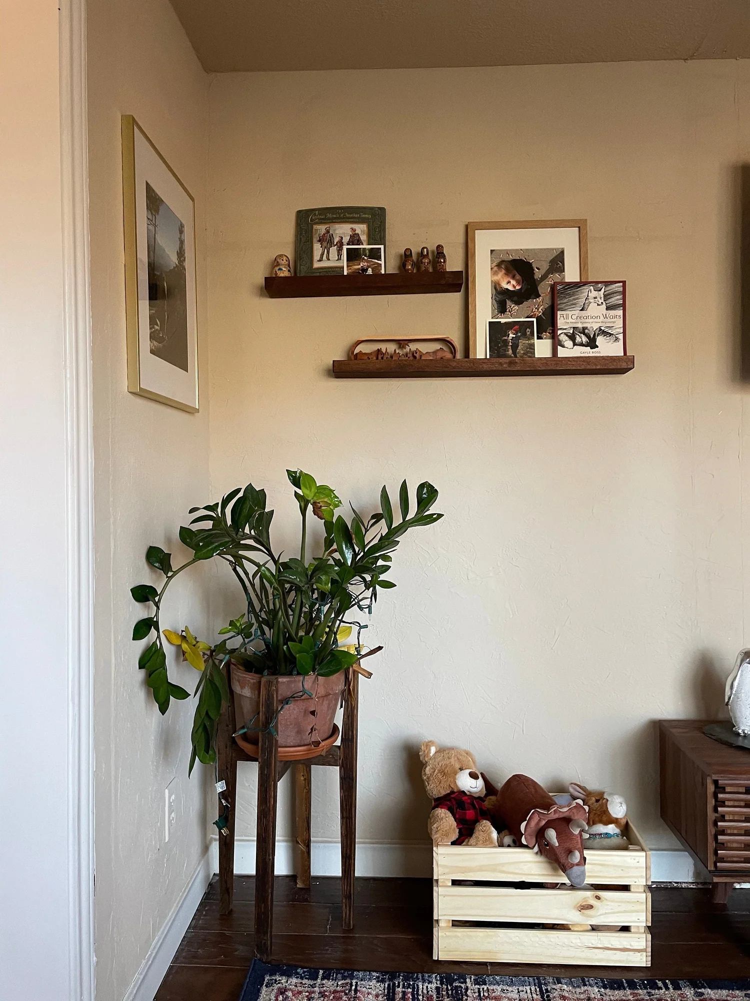 How to Hang Picture Ledges on Wall: Easy Steps for Perfect Display