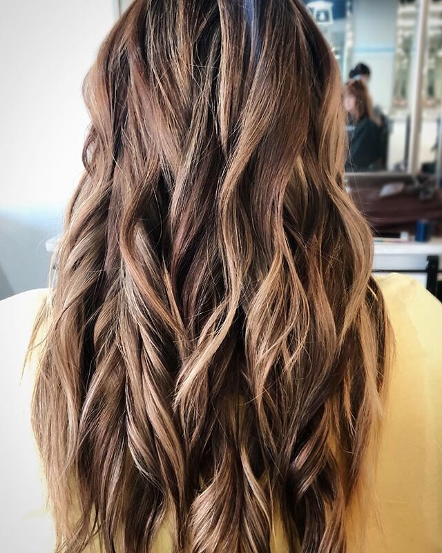 Gimme alllll of the dimension😍 ⁣
⁣
[ Stylist: @hairbymelissatony ]