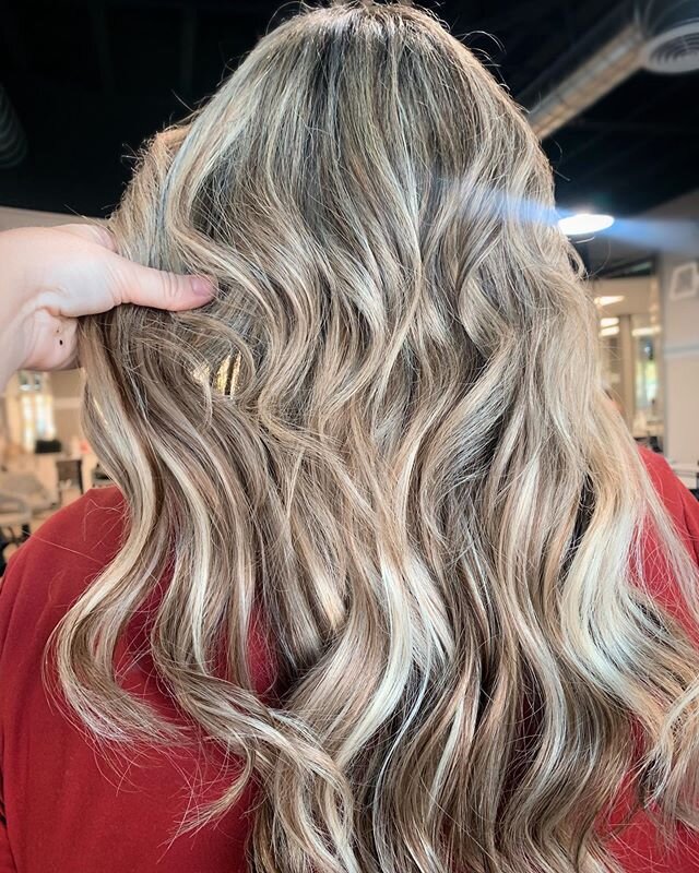 Extensions + beautiful color = good hair day🙌🏻⁣
⁣
[ Stylist: @hairbyjannapreston ]