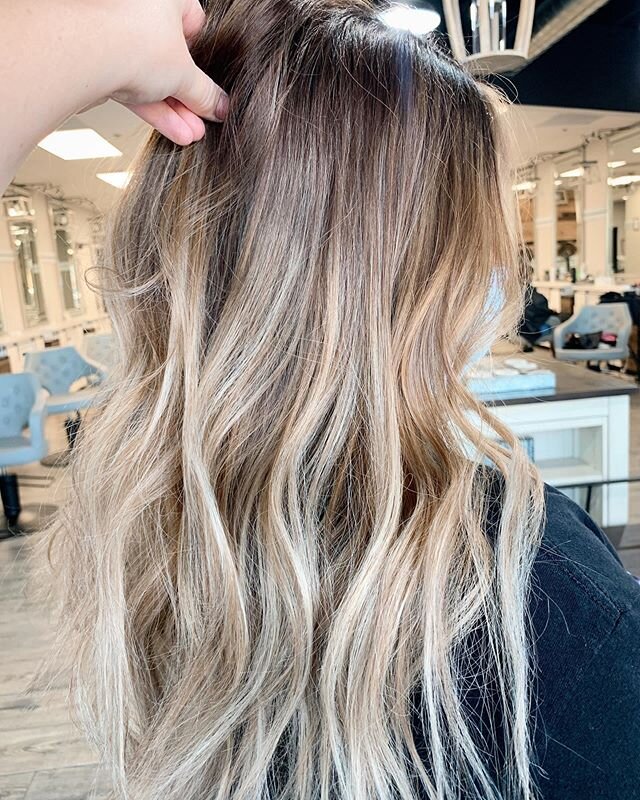 Going going lighter🤍 ⁣
[ Stylist @hairbyamandachris ]