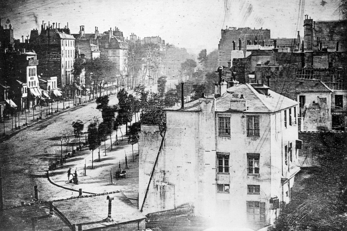 " huit heure du matin" de Louis Daguerre. La primer foto "alterada", tuvo más de 10 minutos de exposición. Lo único que aparece es el hombre que lustraba sus zapatos al mantenerse estático todo este tiempo. No precisamente la realidad como la vemos. 