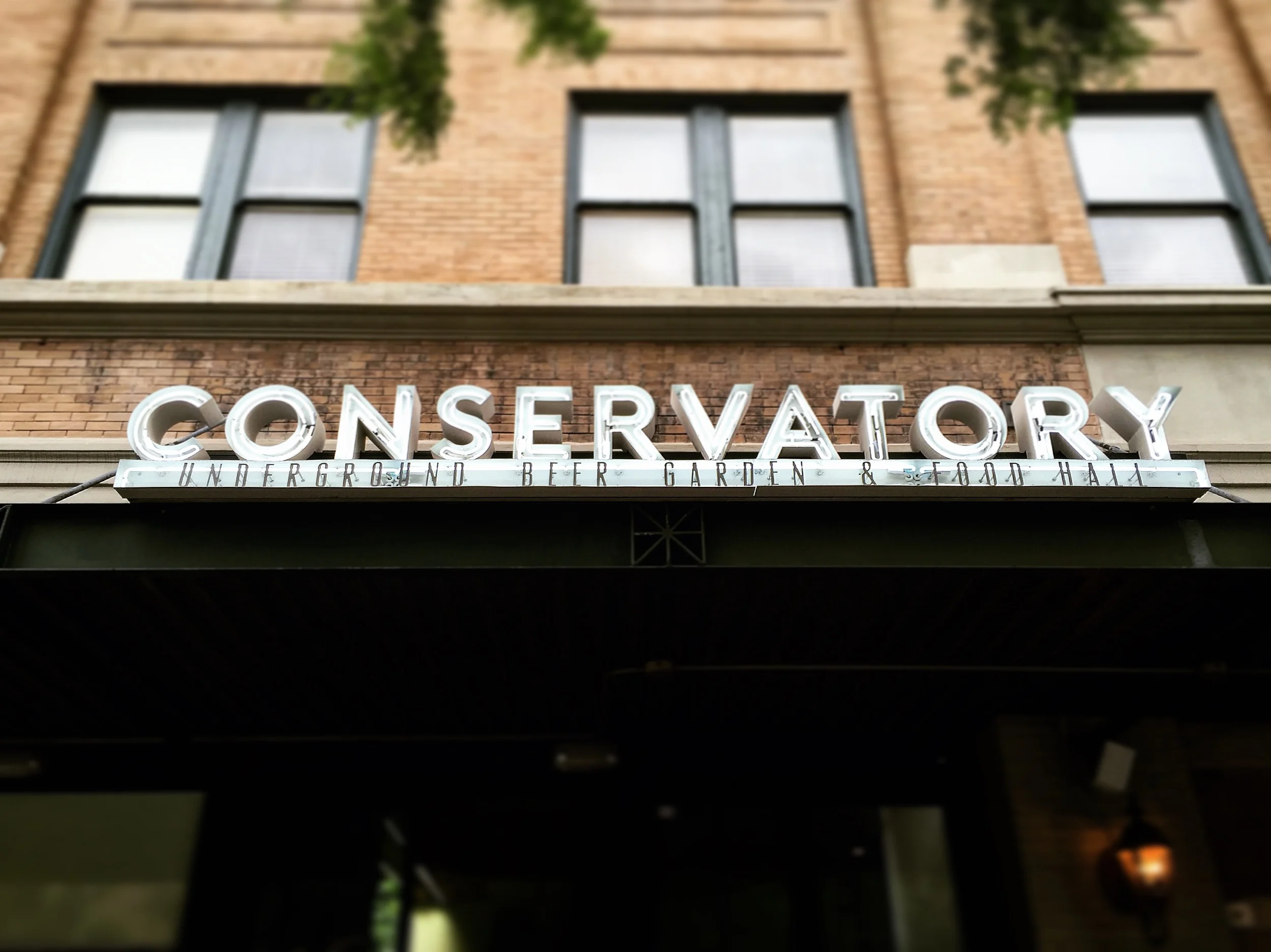 Conservatory - El primer Food Hall y Beer Garden en Houston 