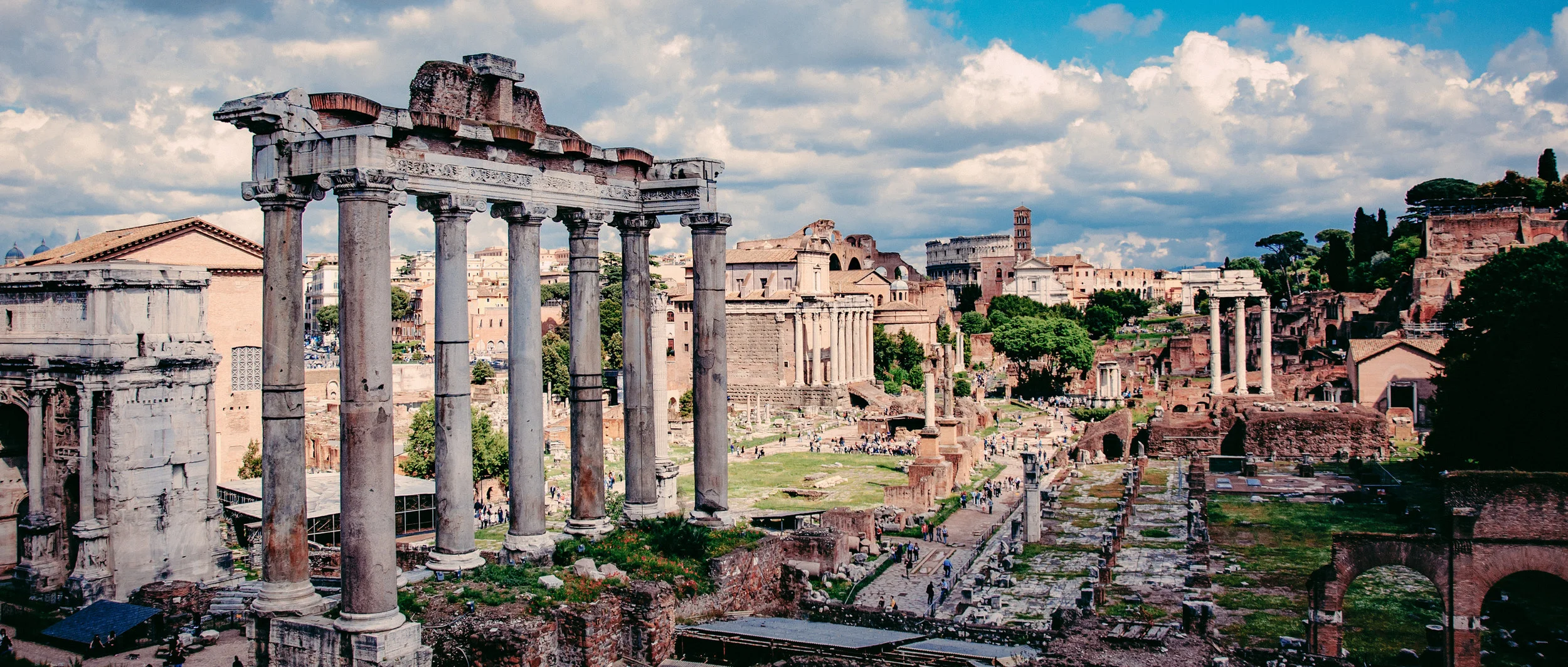 Aedes Saturni in foro Romano ad radices collis Capitolinus remanserat