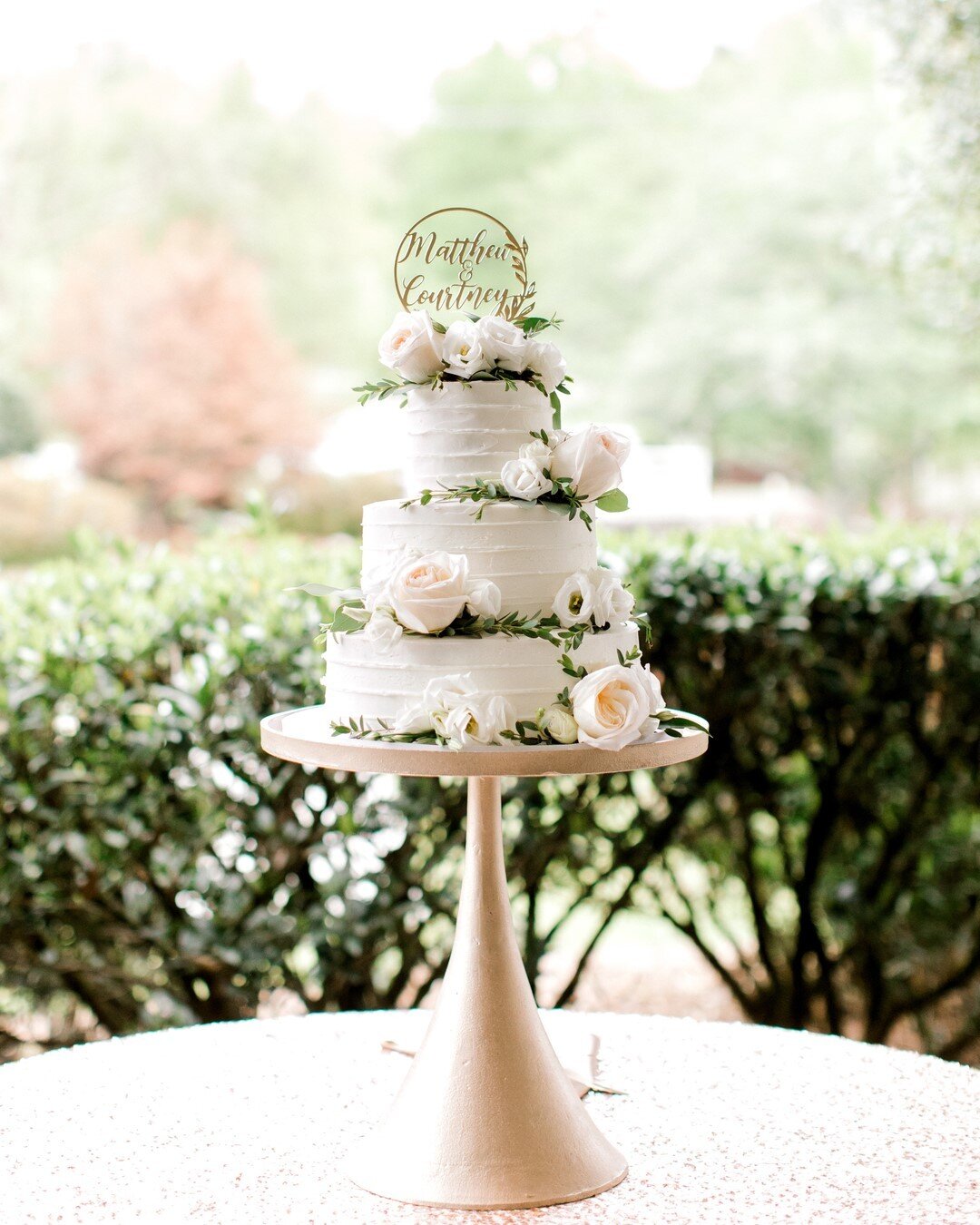 Wedding cake and sunshine ☀️ I could use both on this rainy day! Anyone else?🙋🏻&zwj;♀️ No, just me😆⠀⠀⠀⠀⠀⠀⠀⠀⠀
⠀⠀⠀⠀⠀⠀⠀⠀⠀
Wedding Professionals:⠀⠀⠀⠀⠀⠀⠀⠀⠀
⠀⠀⠀⠀⠀⠀⠀⠀⠀
Cakes: Cakery Bakery⠀⠀⠀⠀⠀⠀⠀⠀⠀
Wedding Venue: Dara&rsquo;s Garden⠀⠀⠀⠀⠀⠀⠀⠀⠀
Wedding Plan