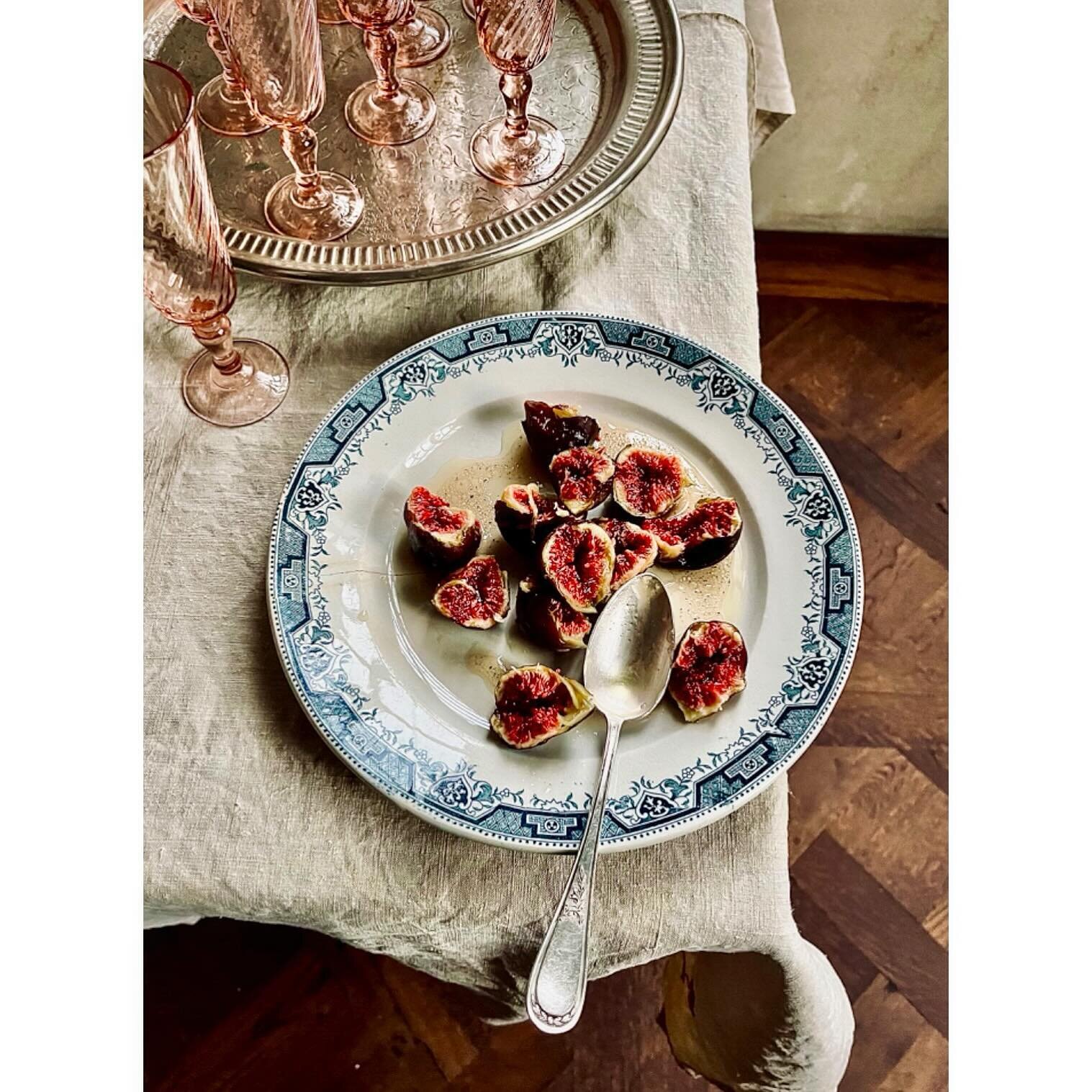 Gregor&rsquo;s figs and honey. ❤️
@gregorsalade 
@chateaugudanes Autumn 2023.
.
.
.
.
.
#chateaugudanes #figs #honey #bees #organic #france #ariege #midipyrennes #beautifuldestinations #beautifulcuisines #cuisinefrancaise #theartofslowliving #foodpho