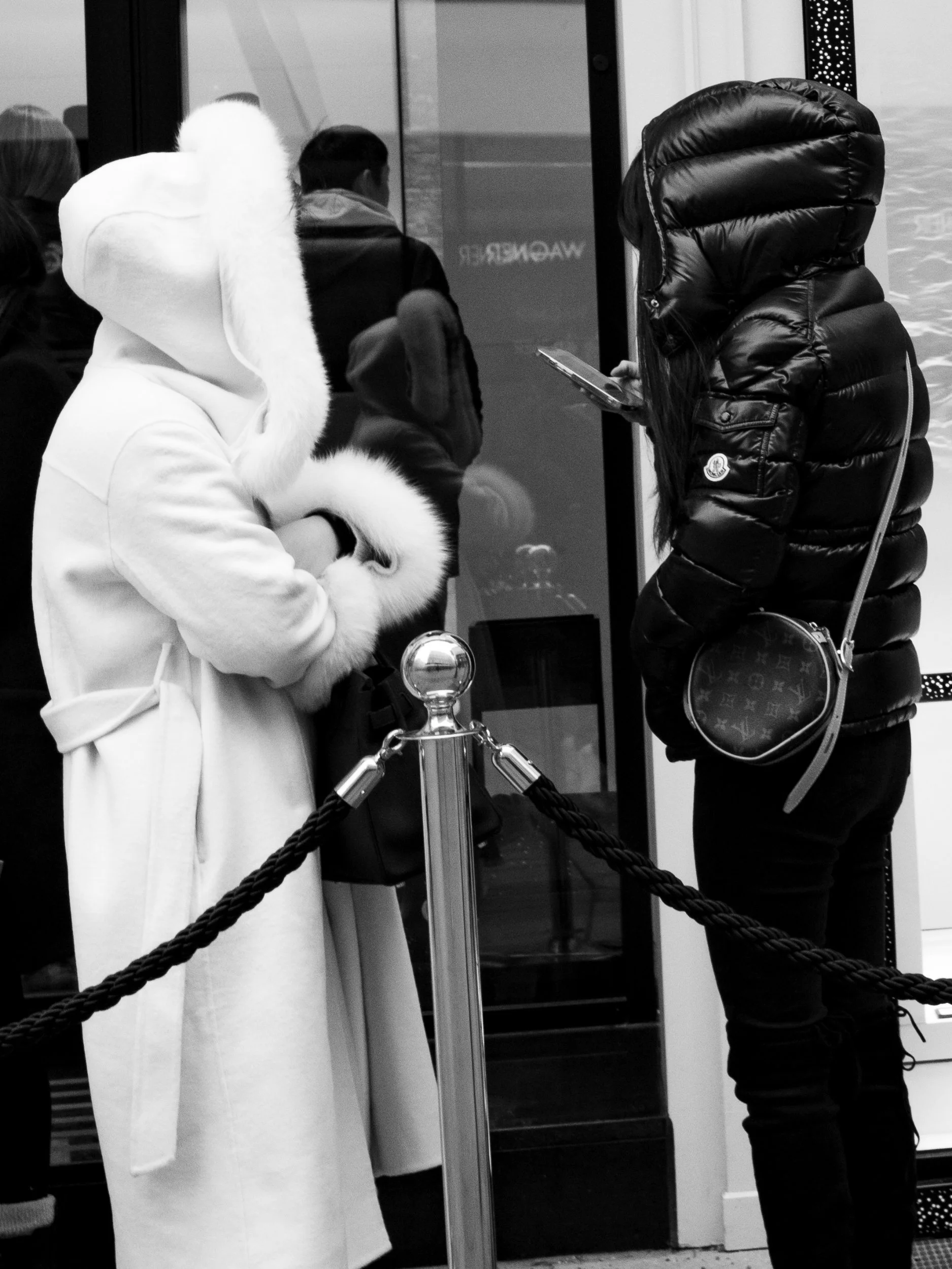 Black and white shopping in Vienna
