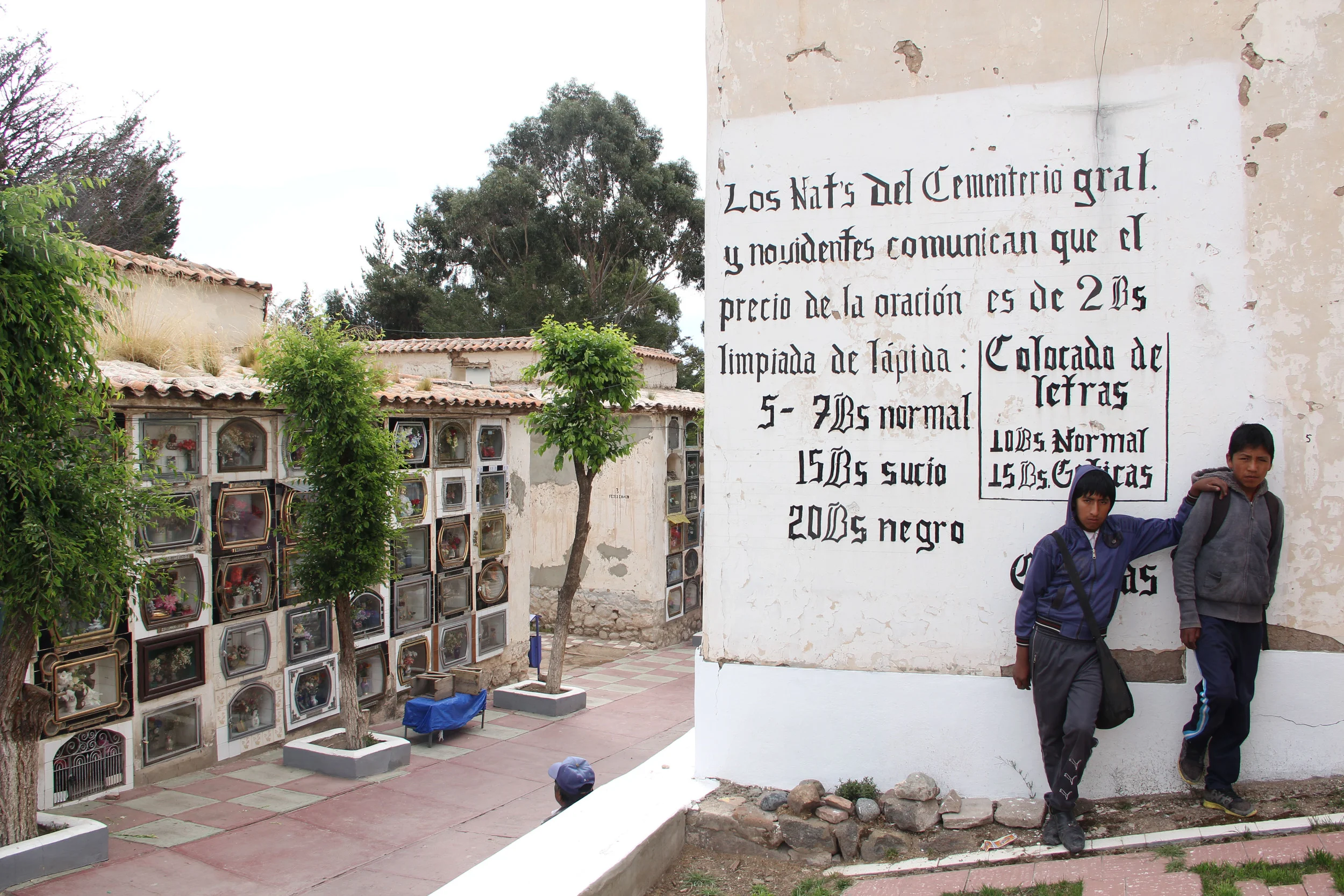 Rivendicazione sindacale nel cimitero