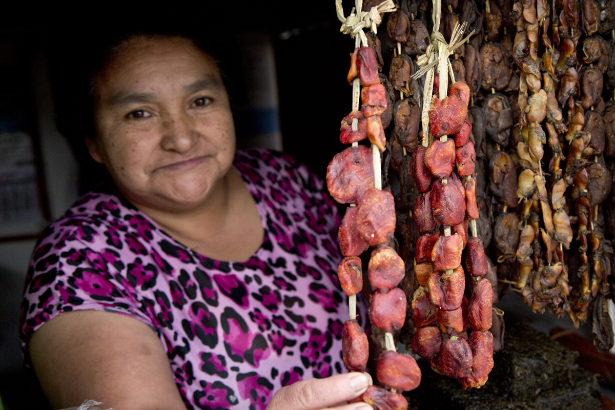 Una venditrice di molluschi essicati, a Puerto Natales