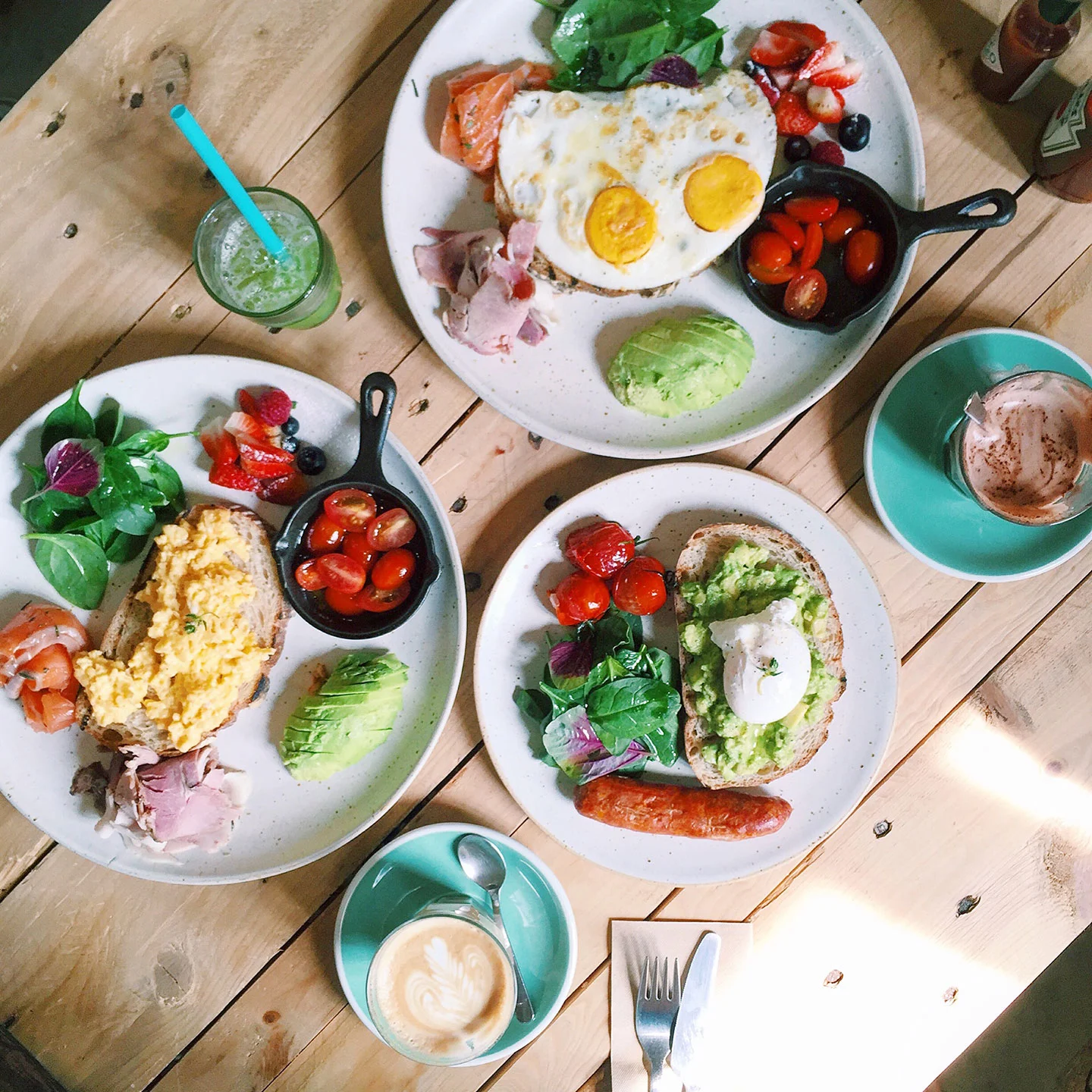 TOBY'S ON SUKHUMVIT 38: Toby's is a cute brunch spot with a bright and lovely interior and the prettiest lattes, drinks, and breakfast foods!