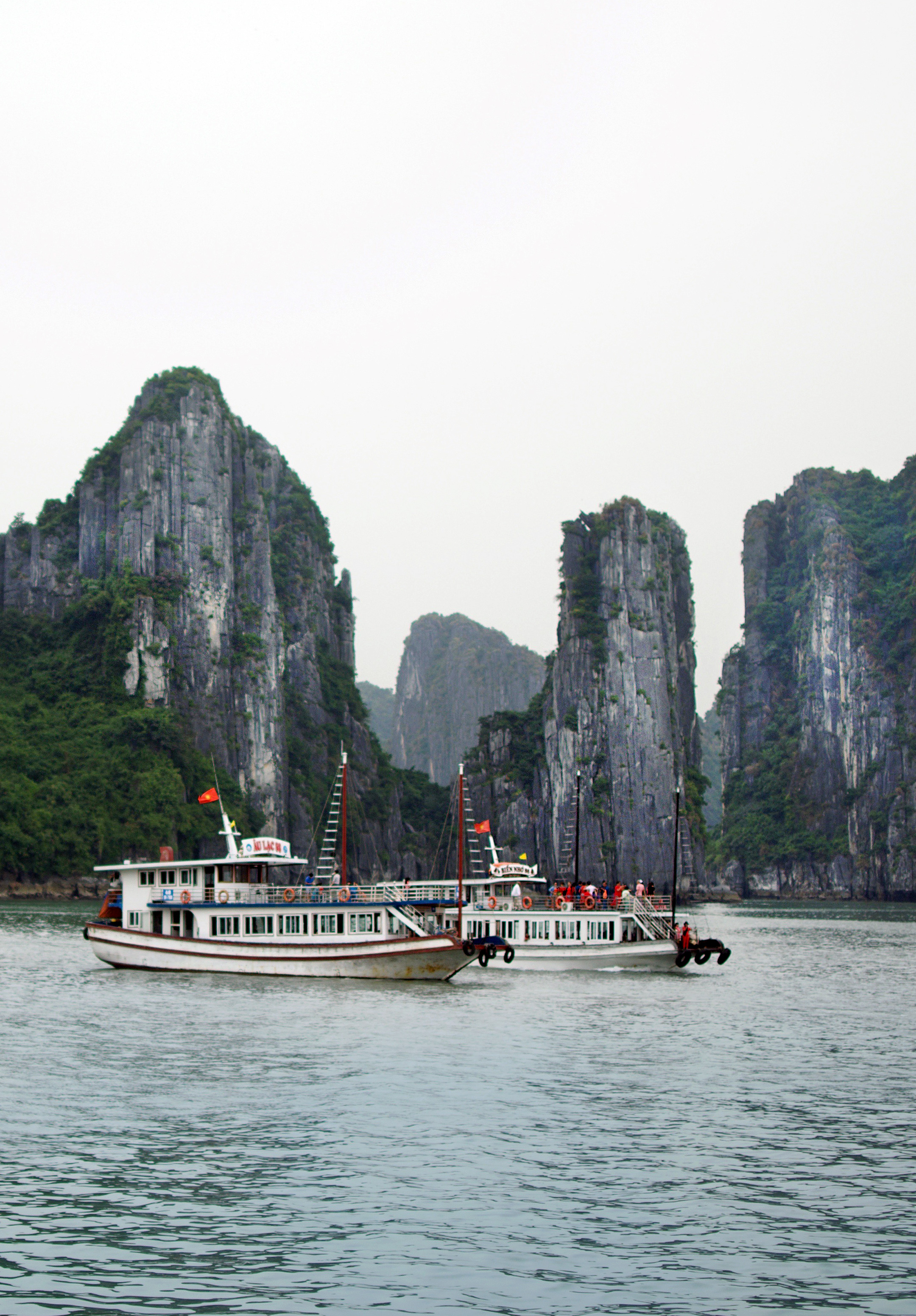  LIMESTONE ISLETS IN HA LONG BAY 