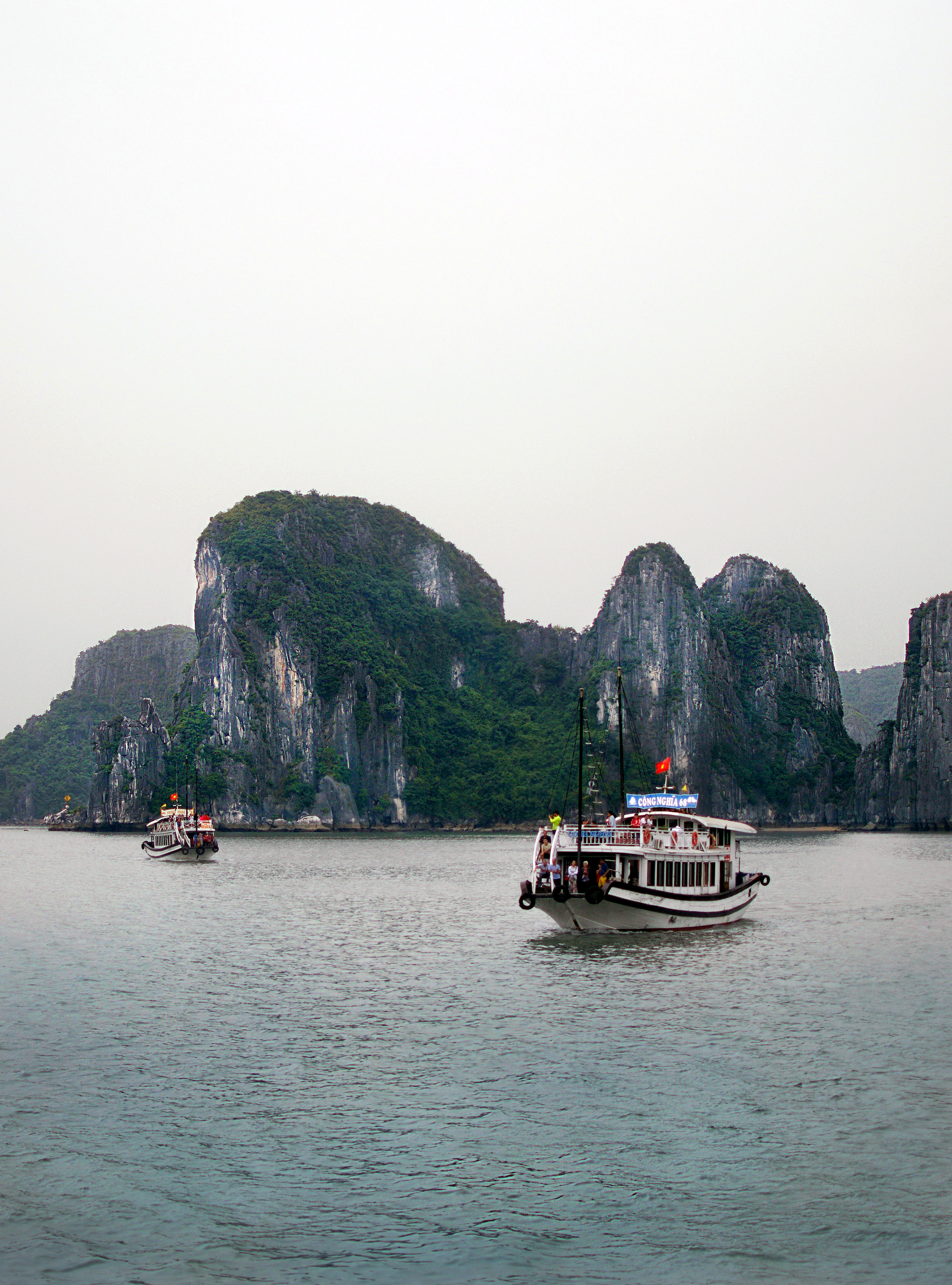  LIMESTONE ISLETS IN HA LONG BAY 