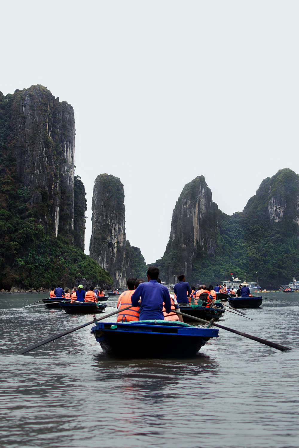  RIDING THE BAMBOO BOATS TO EXPLORE THE WATER GROTTOES 