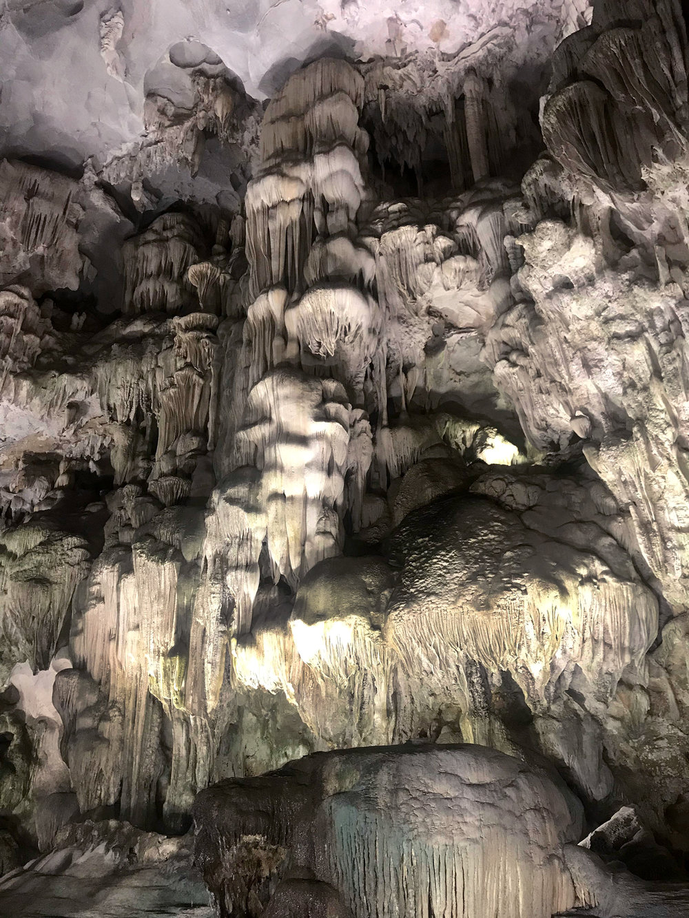  DONG THIEN CUNG (STALACTITE AND STALAGMITE CAVES) 