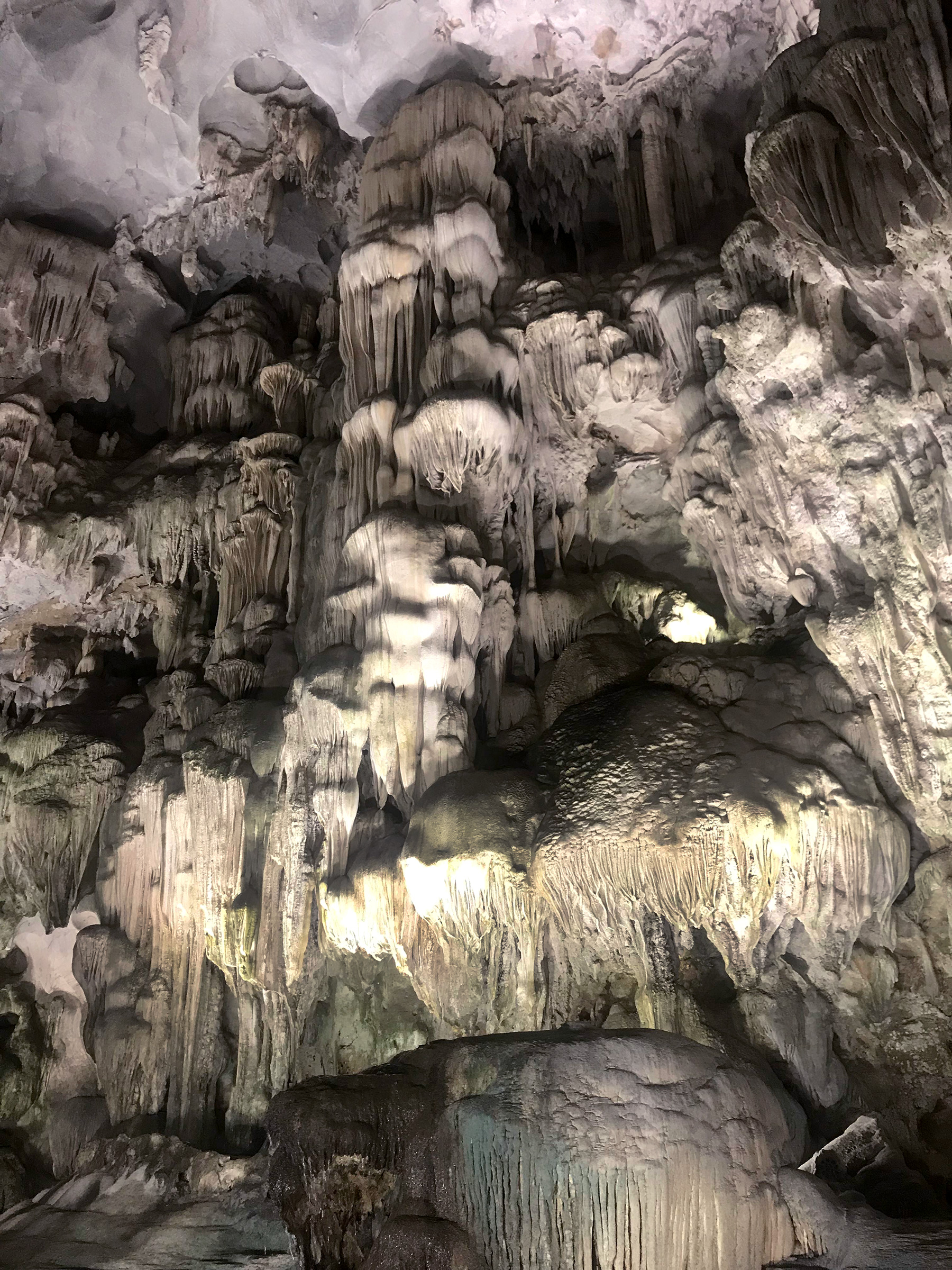 DONG THIEN CUNG (STALACTITE AND STALAGMITE CAVES)