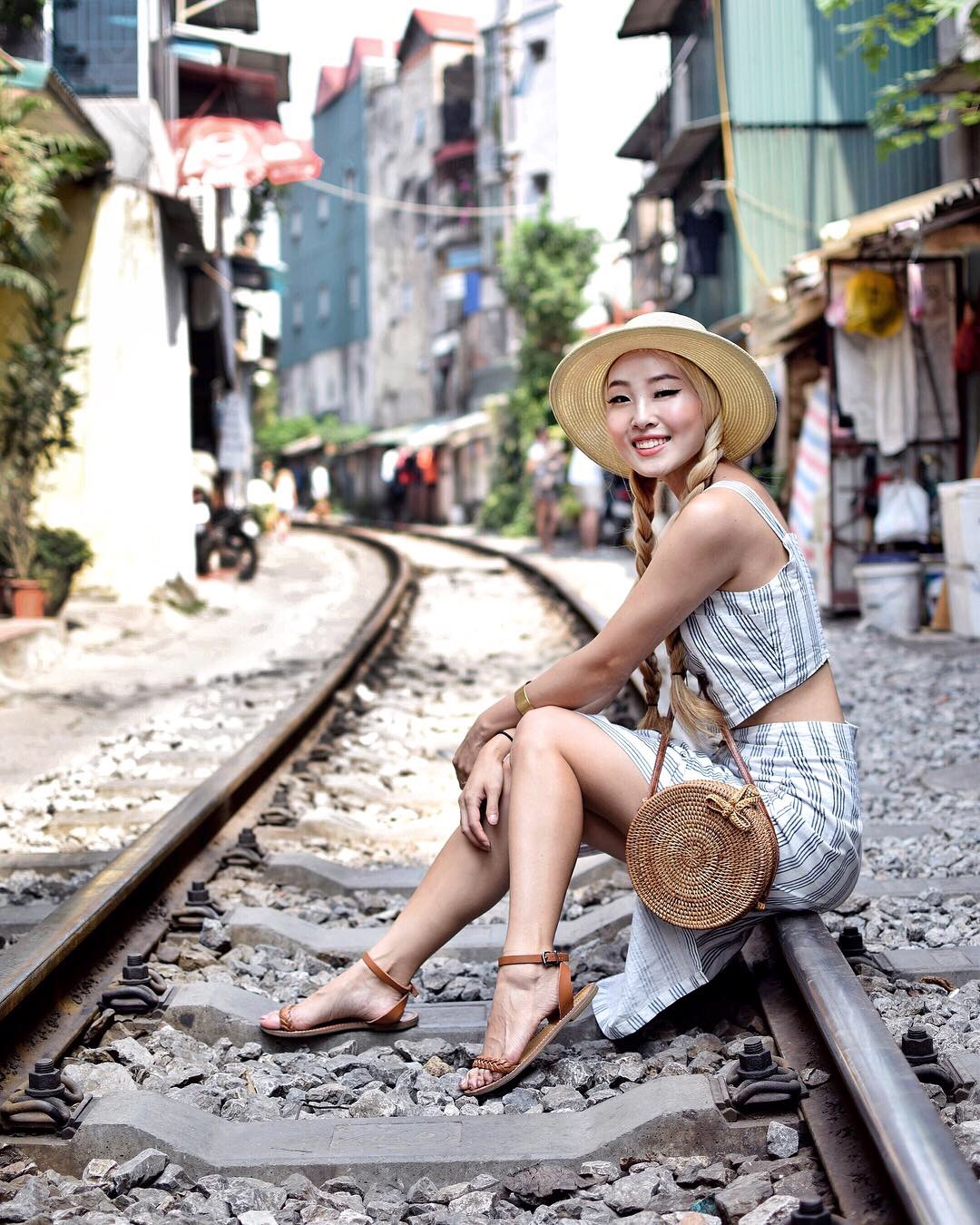  HANOI TRAIN STREET 