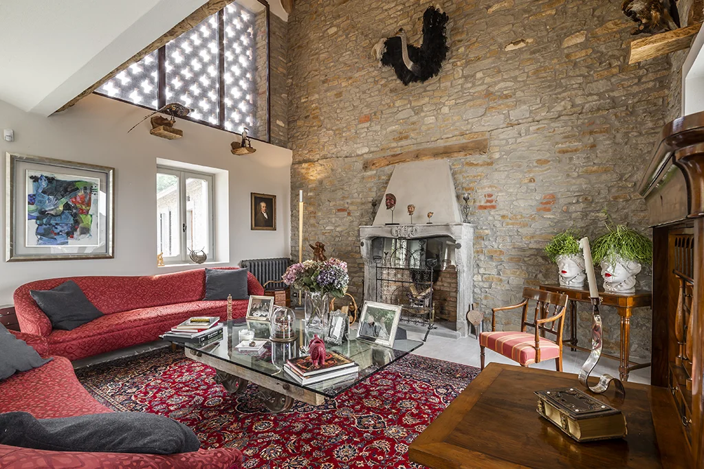 The living room is conceived to be full height, leaving the impression to be in a majestic hall. As for the finishings, the originals were kept and restored where possible: the foyer and dining room “cotto” floor were polished and reinstalled. Also, most of the ruined plasters were removed, bringing the old stone walls back to life.