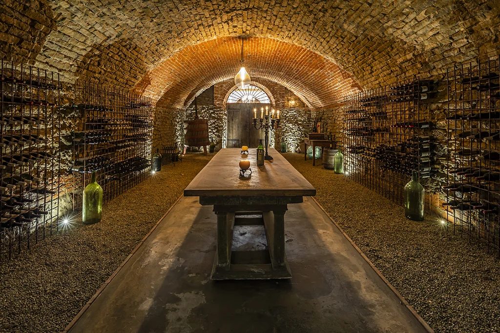 Lastly, the old basement has been transformed in a charming cellar, showing a stone vault and a gravel floor, illuminated by a light system placed on the floor.