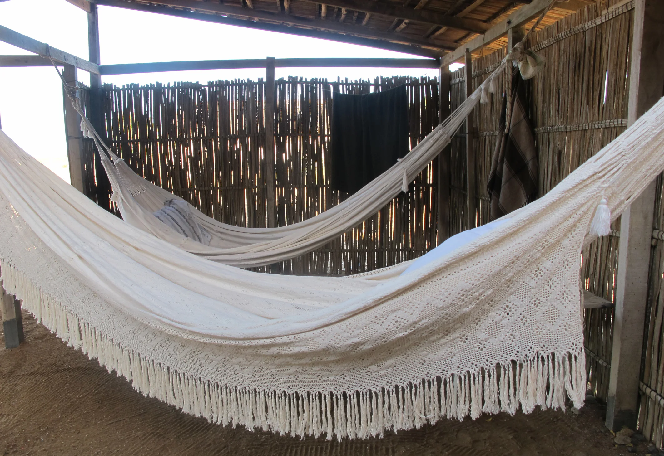 Le chinchorro n’est pas seulement un objet qui parle de la richesse d’une famille, c’est aussi un élément présent tout au long de leur vie. Ce sont les femmes qui les fabriquent, après un apprentissage commencé dès leur plus jeune âge. Le Chinchorro est un tissage transparent et élastique, élaboré grâce à des techniques diverses (tressage, chainette, etc).