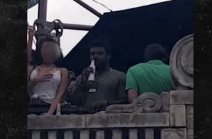 Ezekiel Elliott drinking some beer & enjoying the St. Patrick's Day party scene in Chicago. Source: http://www.onenewspage.us/video/20170314/7048652/Ezekiel-Elliot-EXPOSES-Woman-Breasts-at.htm