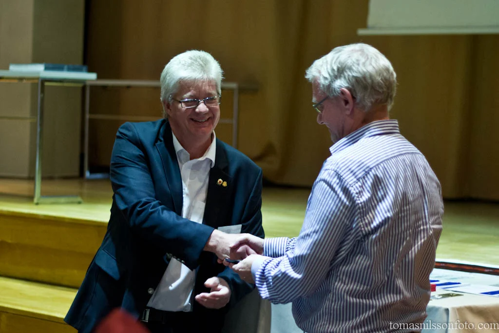 Tony Clements (R) receiving his gold medal from exhibition chairman Nils-Erik Jerlemar