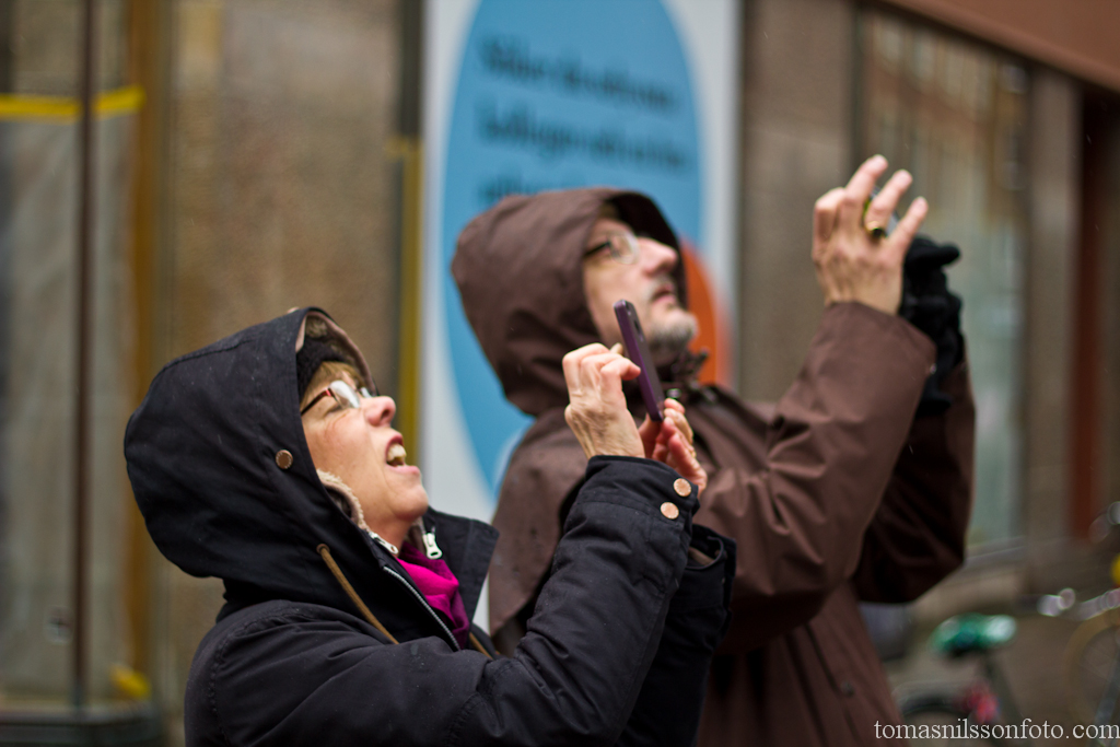 Göran and Karin from my photo club have both found something interesting to capture.