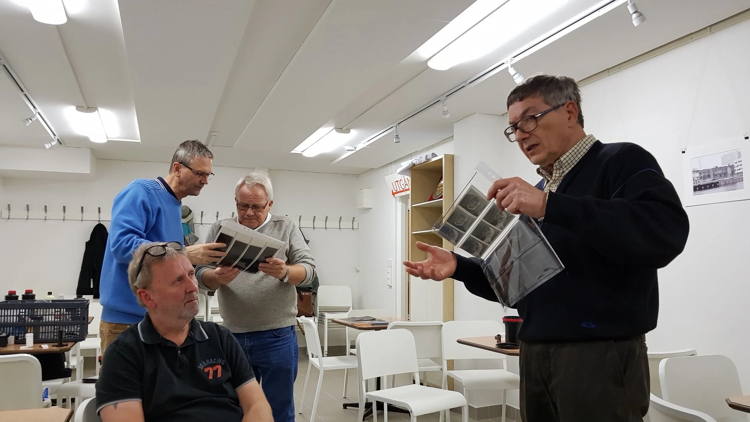Kenneth sharing some negatives with Mikael while Ulf and Kjell studies some contact sheets.