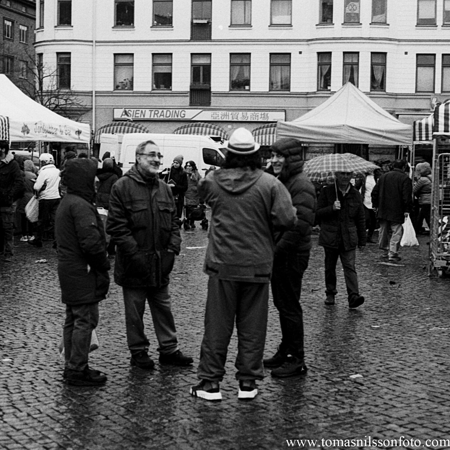 Day 340 - December 6: Friendly chat in the rain
