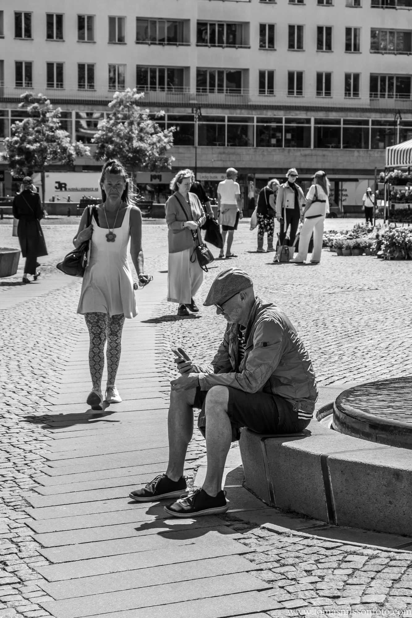 Phone break by the fountains (Malmö, Sweden, 2025) (Copy)