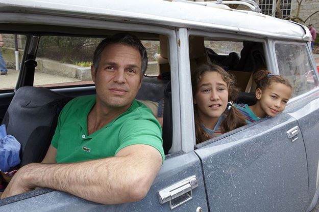 Mark Ruffalo, Imogene Wolodarsy and Ashley Aufderheide in, Infinitely Polar Bear