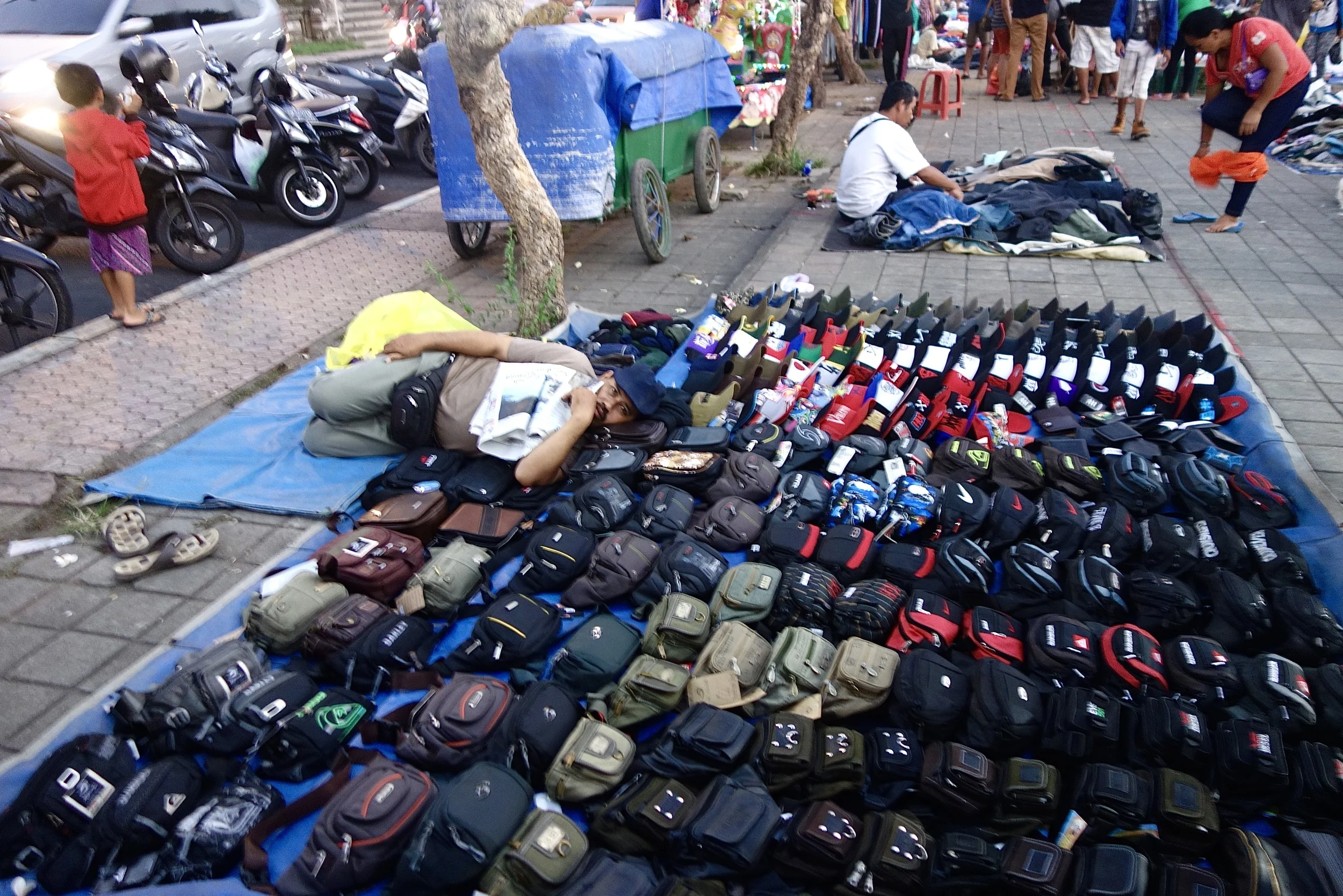 FANNY PACK AND HAT SALESMAN / NIGHT MARKET / UBUD