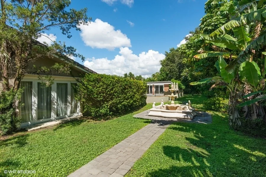 23_6725SW117thSt_71_Sideyardwithfountain_LowRes.jpg