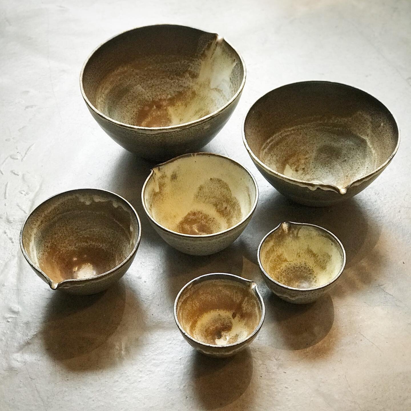 .
Bowls in many sizes
Check back in my feed, if you&rsquo;d like to see them being glazed. You might not reckognize them - they start out red, then white and end up this warm, variated, streaky, unpredictable ..color/texture..