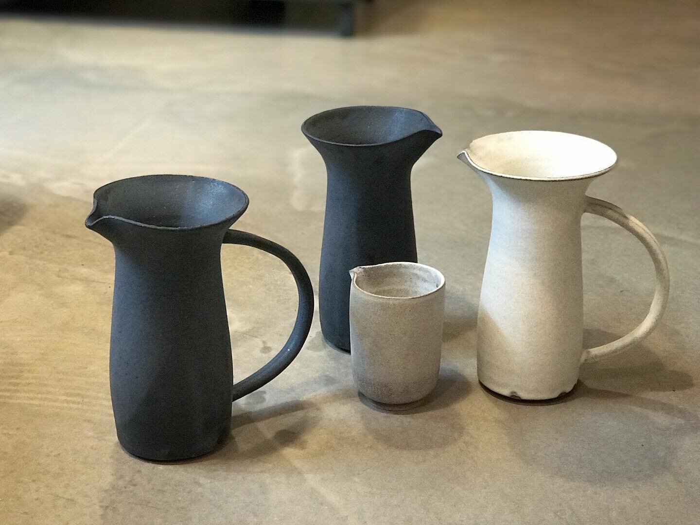 Variation on jug-theme. Big and small, with or without handle, light and dark.

These are off for @houzoslo tomorrow