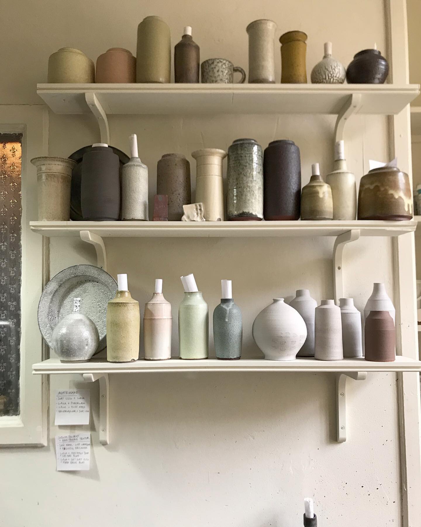 .
Glaze cabinet of curiousities!
My Corona-project - remember?
I&rsquo;m allmost there..
Different clay shapes, wearing each of my glazes, little notes with recipes, tricks for getting it just right, firing scedules and all that jazzz .... should get