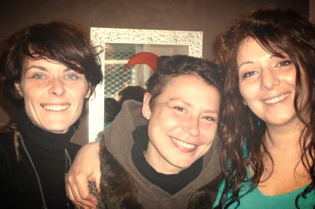 Céline Dubernard et Lætitia Cantet entourent Joëlle. (Photo N. P.)