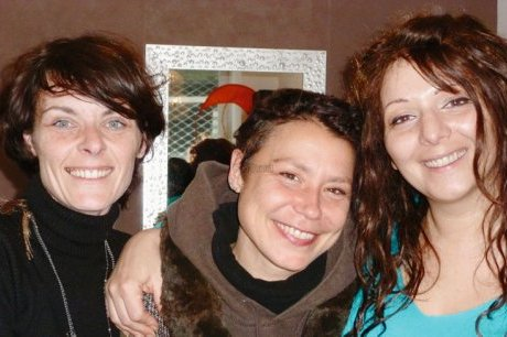 Céline Dubernard et Lætitia Cantet entourent Joëlle. (Photo N. P.)