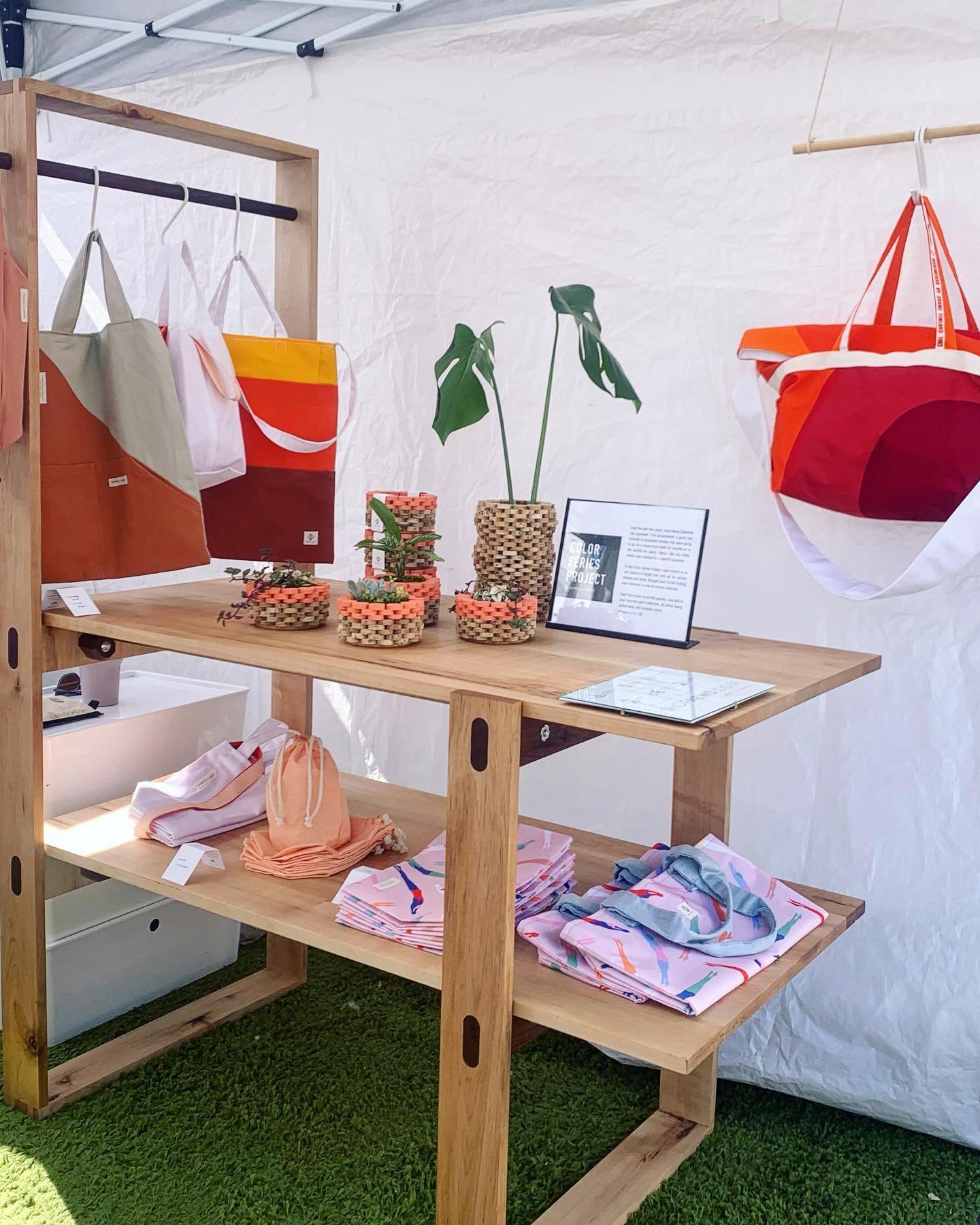 This new display has my 💚, and all the beautiful souls I met this past weekend. Thank you for stopping by and having a chat! 🤙 As much as I enjoy my quiet time, moments like these inspire me to keep sharing my sustainability passion. 

And I apprec