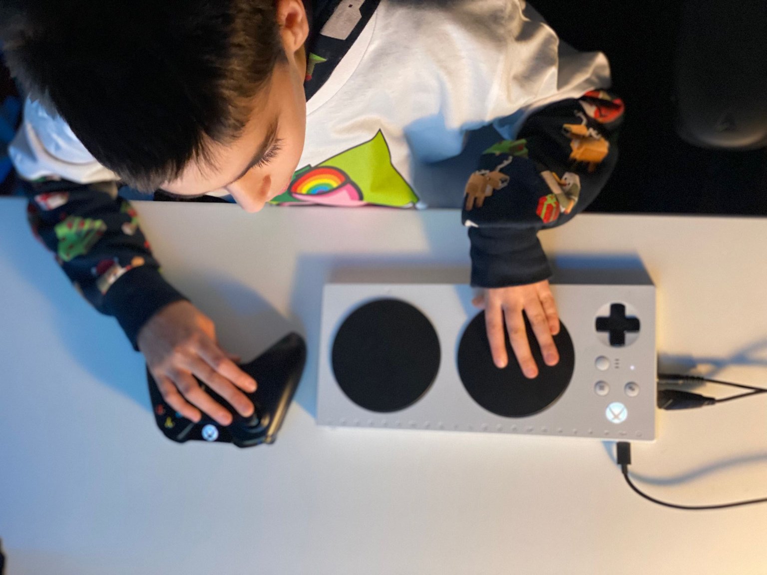 Bambino emiplegico che gioca con Xbox Adaptive Controller