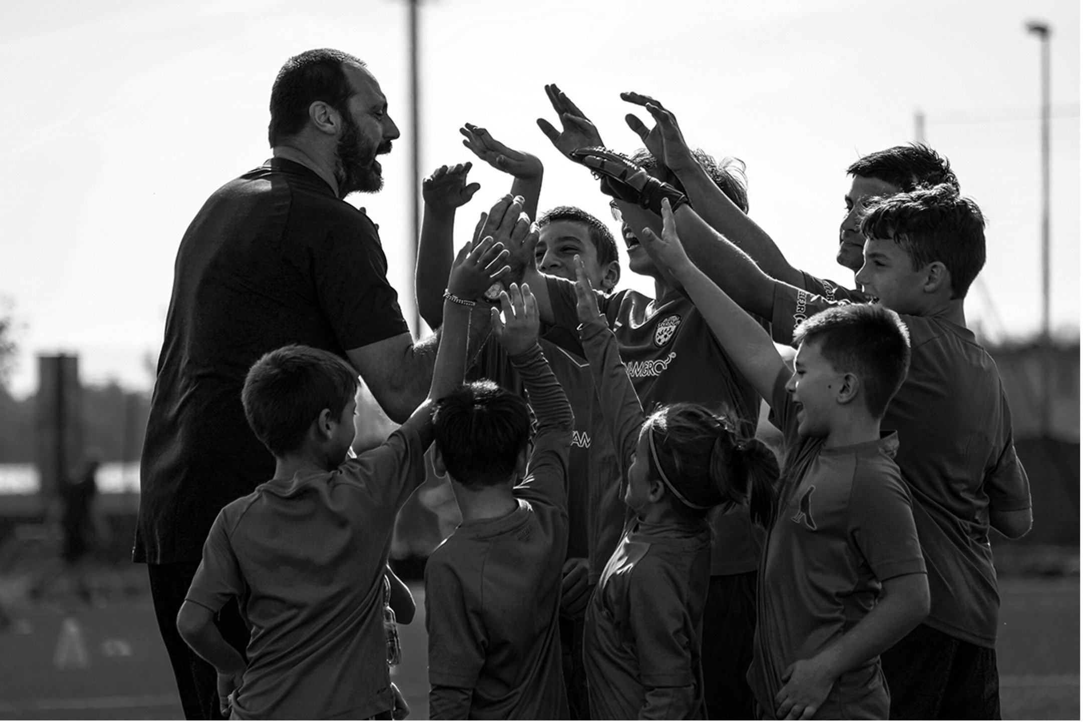 Foto di Jay Ferreira, che rappresenta il CoachCiuffri e un gruppo di ragazzi  durante l’allenamento con Bimbi Sperduti, Ottobre 2024
