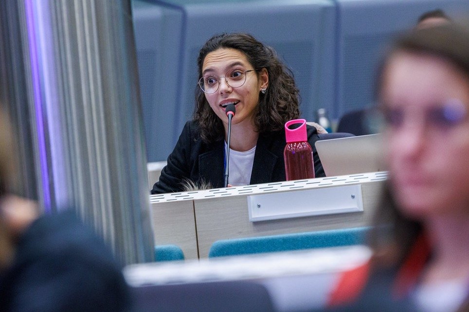 foto di Faty che parla ad una conferenza a Bruxelles
