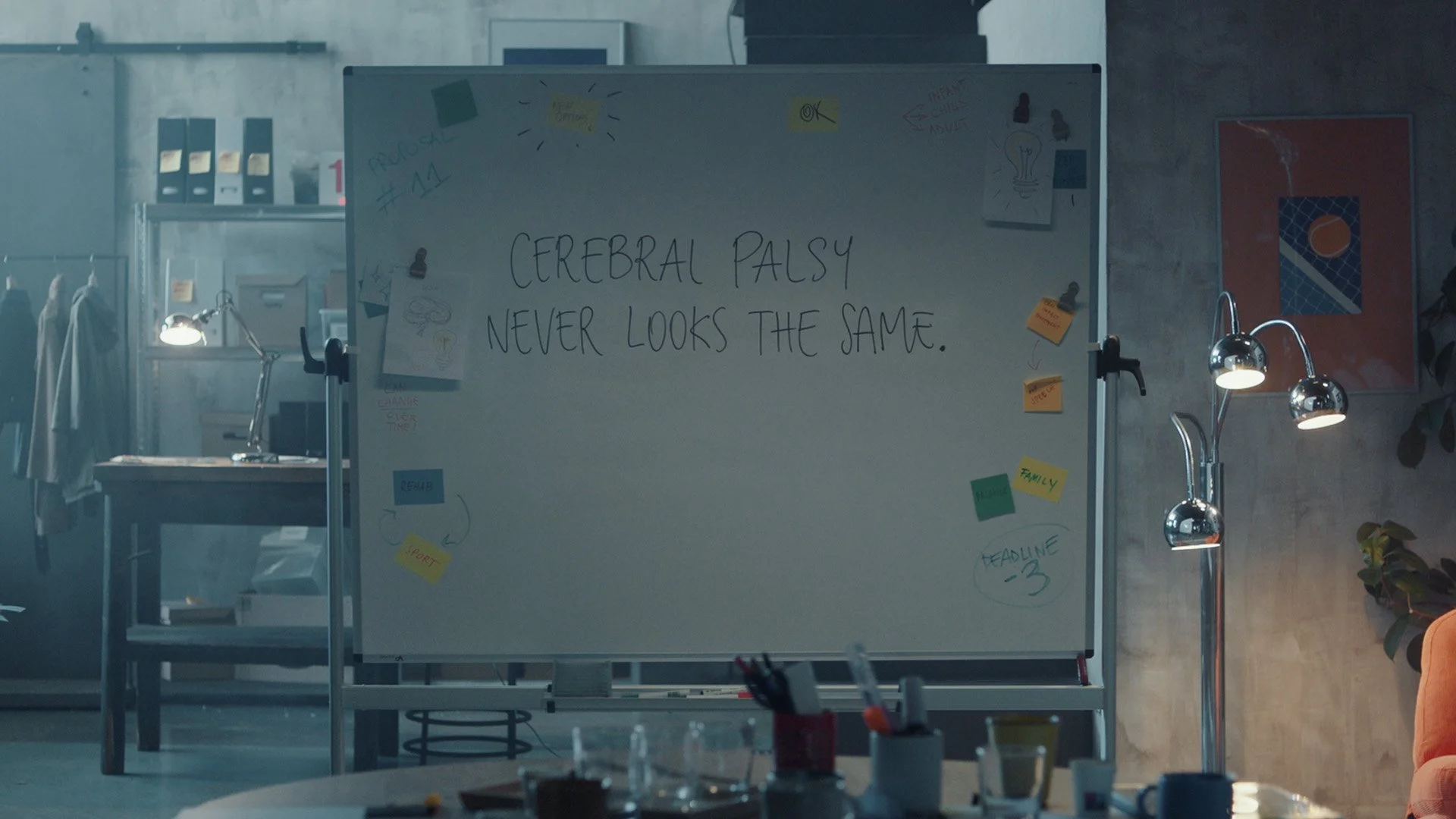 L’immagine rappresenta una lavagna bianca sul set di ‘A Truly Cerebral campaign’ con la scritta ‘Cerebral Palsy never looks the same.’
