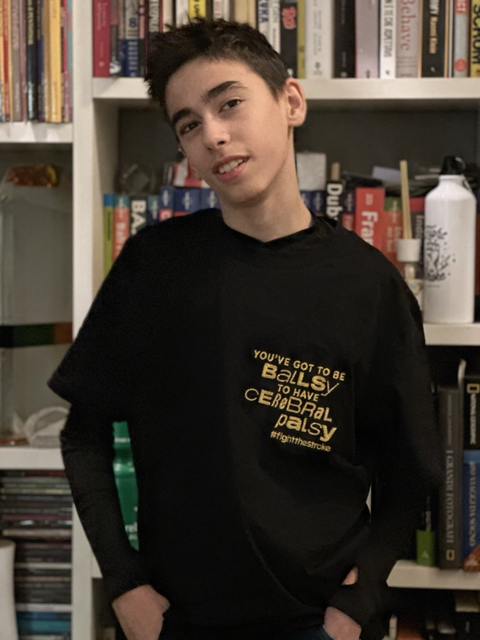 Foto di Mario con la maglietta di MoreThanPalsy (Maglietta Nera con Scritta Oro)