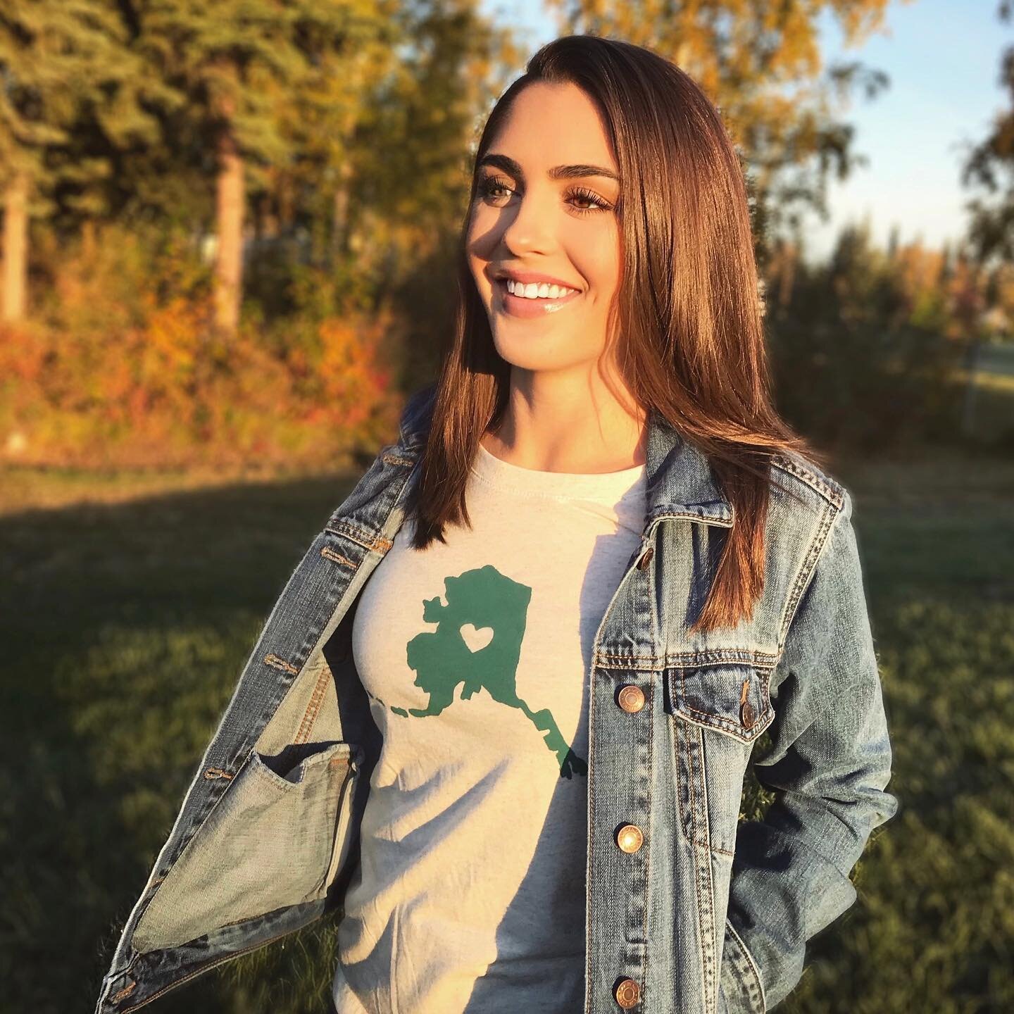 Who doesn&rsquo;t love a good denim jacket + tee moment? 🍂✌🏼🖤 Pair the I Love Alaska tee in oatmeal (available in both women&rsquo;s and unisex options) with your favorite jacket for the perfect, casual autumn look
#printworthylove