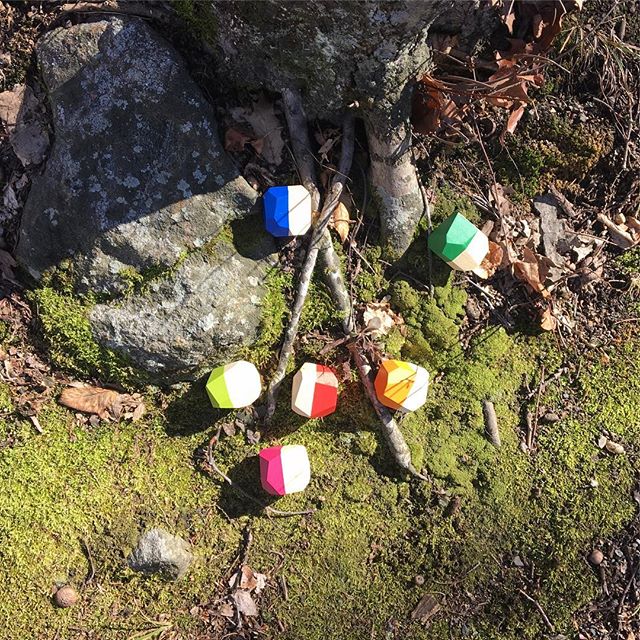 Love seeing a bit of blanket of green during winter time #waterandlightning #pebbles #woodtoys #playoutside