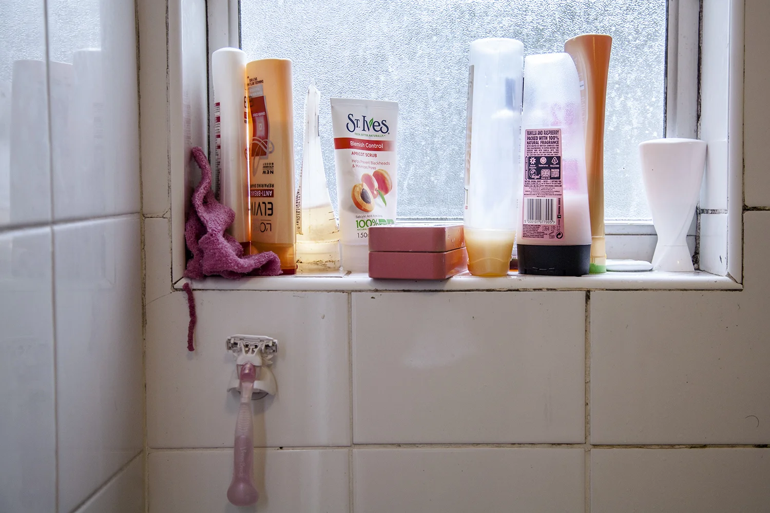 19.10.14 Pink & Orange coincidences in our grimy bathroom.